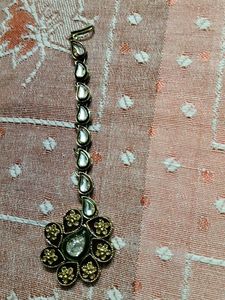 Elegant Kundan Maang Tikka