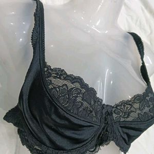 ⭐ Elegant Black Lace Trimmed Bra