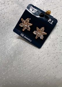 Sparkling Flower Stud Earrings 🌸✨