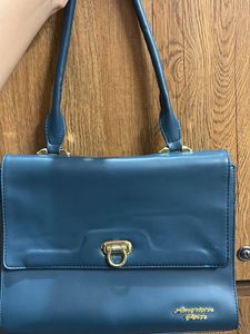 Chic Teal Shoulder Bag with multiple compartments