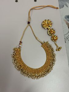 Elegant Gold Necklace with Pearls