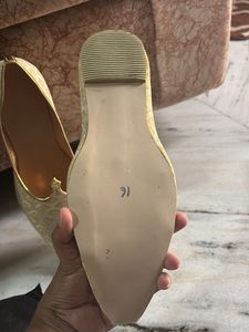 Elegant Gold Brocade Juttis