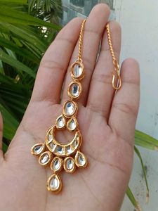 Elegant Kundan Maang Tikka