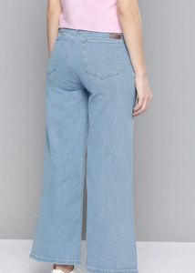 Stylish Light Wash Wide-Leg Cropped Jeans