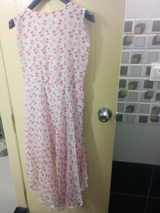 Sleevless White Dress With Red Bows