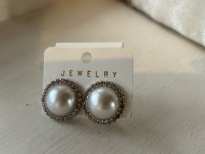 Beautiful white pearl artificial earrings.