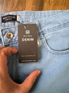 Women Light Wash Denim Cut-Off Shorts