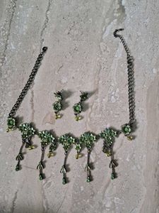 Vintage Floral Necklace &amp; Earring Set