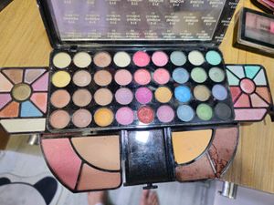 Xcluzive Makeup Palette