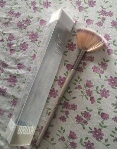 Swiss Beauty Fan Brush