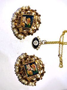 Elegant Earring With Eye Locket