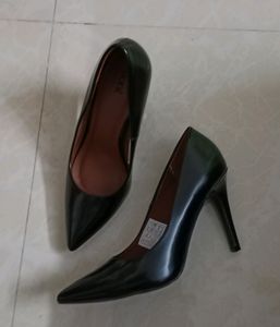 PRICE DROP Black Classic Shoes Heels