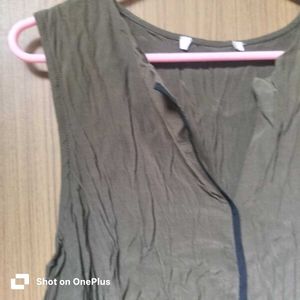 V-Neck Sleeveless Dress should be pressed.