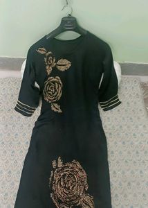 Elegant Black Kurta with Gold Rose Embellishments
