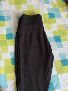 Chic High-Waisted Black Jegging Pant