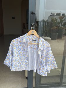 Chic Daisy Print Cropped Shirt