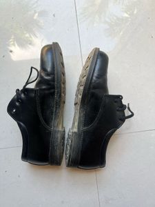 BATA naughty boy school shoes in black (SIZE 5)
