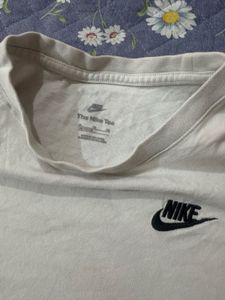 Authentic Nike Sportswear Essential Tee - White -