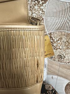 Gold Woven Crossbody Bag thoda damage hai photos m