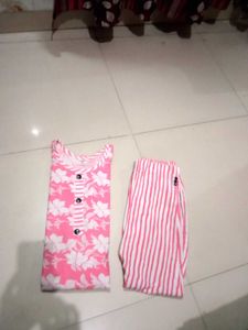Pink Floral Kurta Set pant have only one pocket