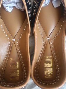 Embellished Black Juttis/Mojaris