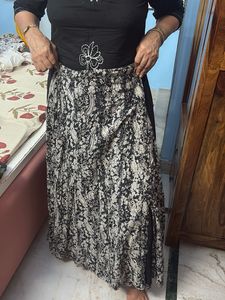 Stylish Black &amp; White Paisley Print Skirt