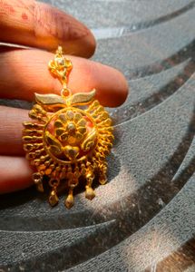 Elegant Gold Maang Tikka