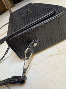 Chic Black Croc-Embossed Crossbody Bag