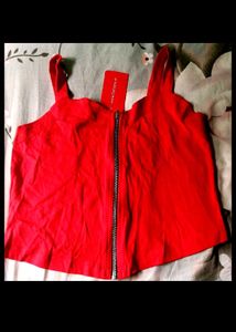 Red Zip Detail topm