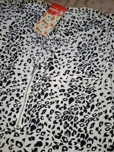 Chic Leopard Print Zipper Top