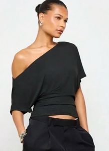 Newme Black Solid One shoulder top🖤