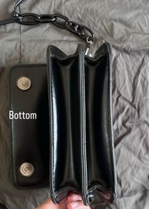 BLACK SLING BAG