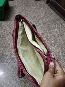 Hand bag, good condition but one zip problem