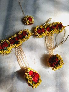 Combo Of Red Kalire With Hathfool And Mang Tika