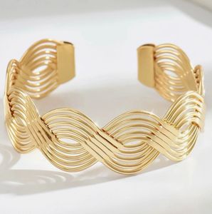CHIC GOLD TONE BRACELET