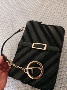 Tresmode Black Handheld Bag.