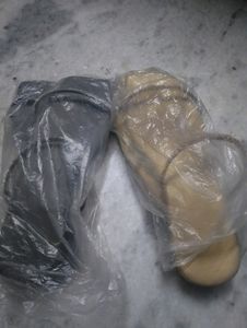 Black And Golden Filphlop Flat Slippers