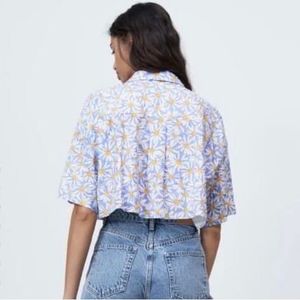 Chic Daisy Print Cropped Shirt