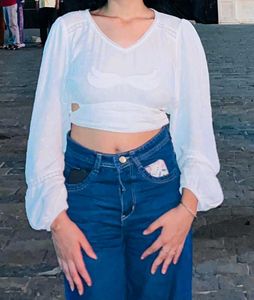 White puff-sleeve crop top 🤍Cute, lightweight &amp; p