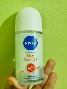 NIVEA Dry Comfort Anti-Perspirant Roll-On