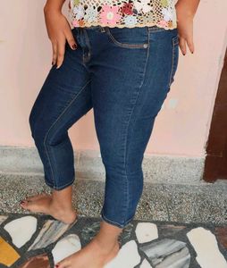 Stretchable Slim Fit Denim Capri Jeans (Size: 28)