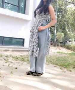sleeveless straight kurti