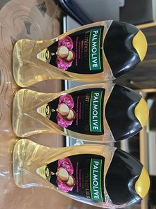 Palmolive Luminous Oils Shower Gel Bundle