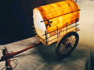 Unique Cart-Shaped Table Lamp