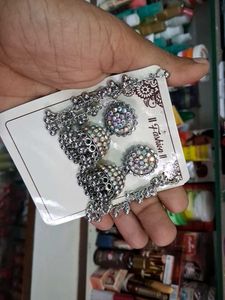 Elegant Jhumka Earrings with Sparkling Embellishme