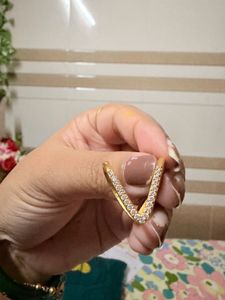 V-Shaped Ring with Sparkle
