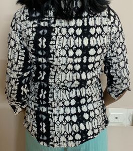 Black &amp; White Roll Up 3/4 Sleeves Woman Top