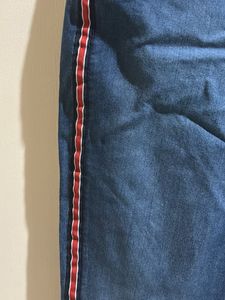 Skinny jeans with side stripes