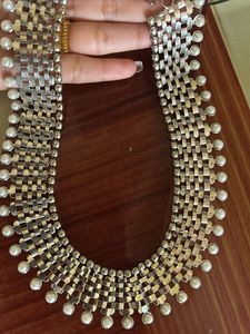 Elegant Pearl and Crystal Necklace