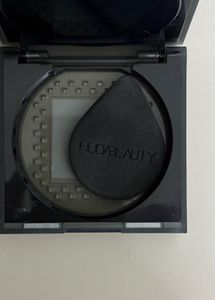 HUDA BEAUTY Easy Bake and Snatch Powder